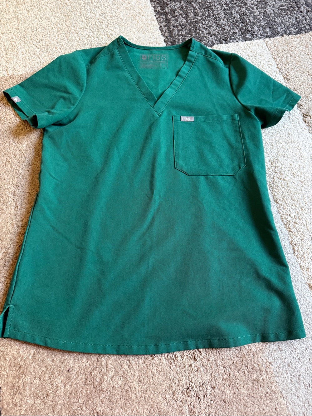 FIGS Women’s Catarina Hunter Green One Pocket XS Scrub Top